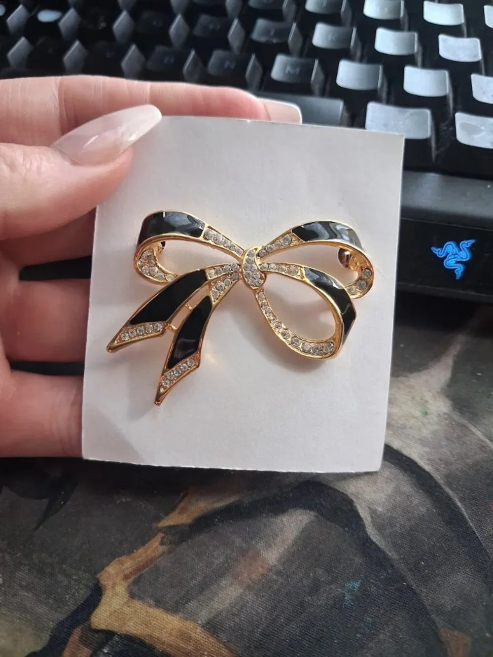 Bow brooch